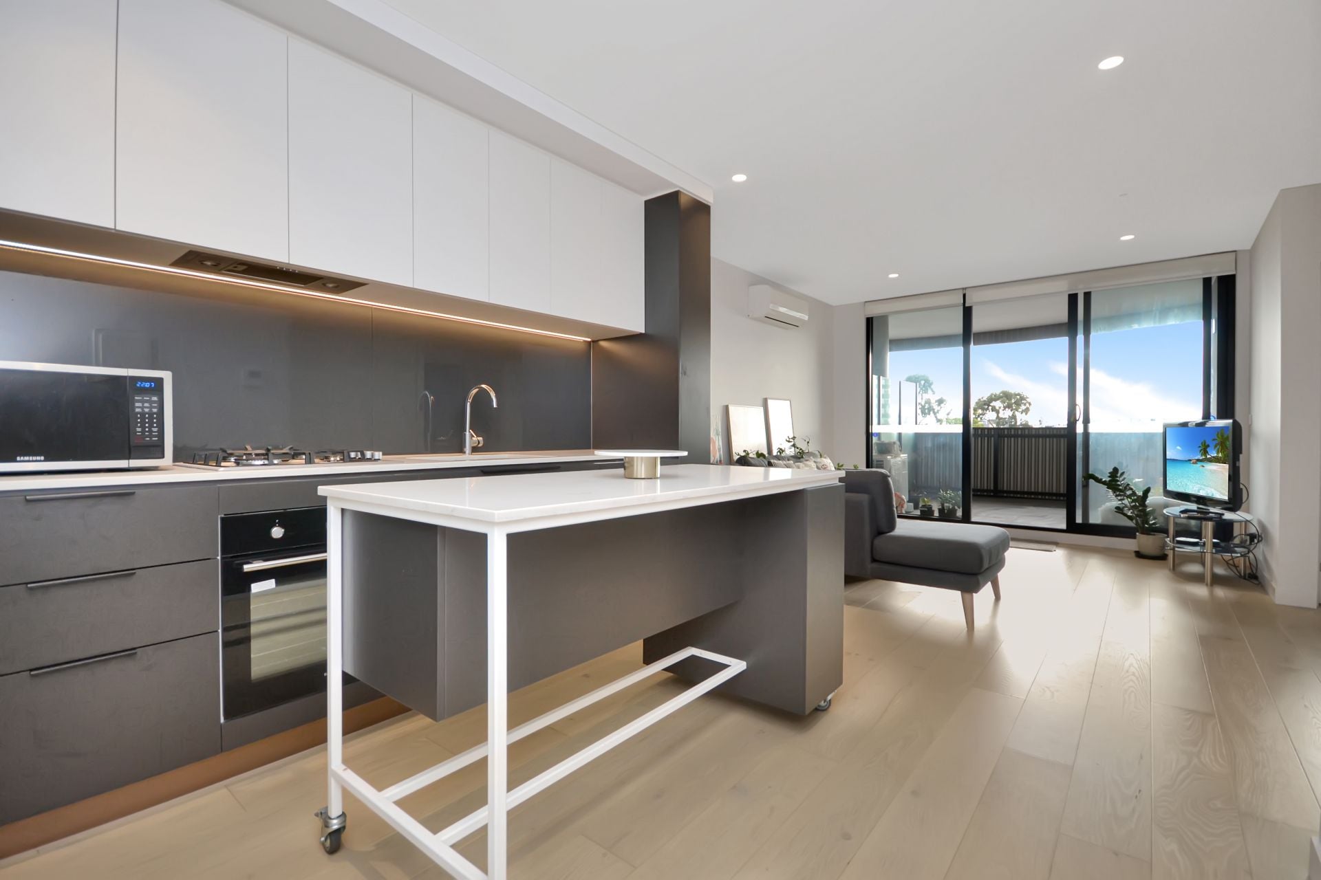 STYLISH APARTMENT LIVING IN A VIBRANT LIFESTYLE SETTING
AVAILABLE WITH OR WITHOUT FURNITURE