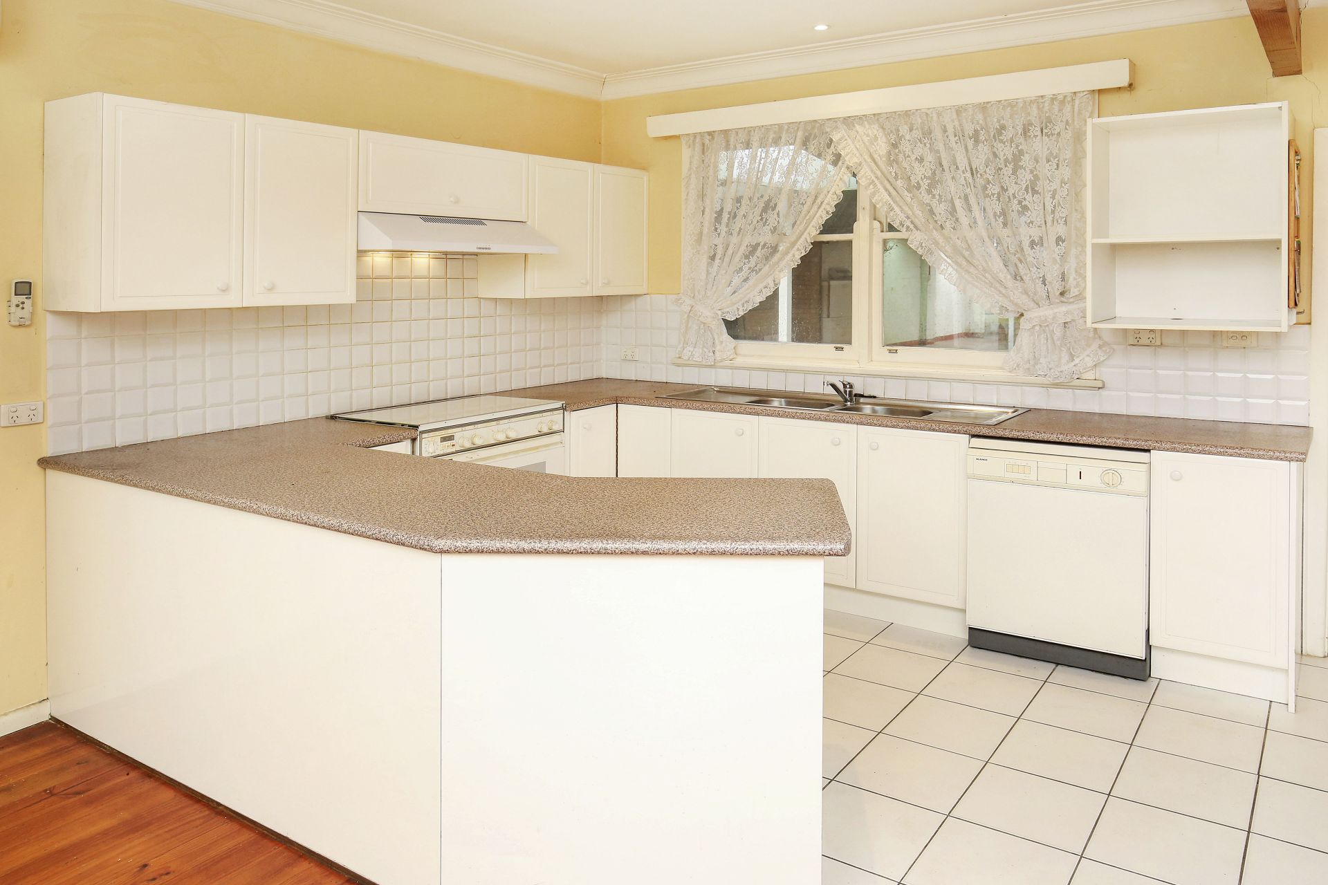 DOUBLE STOREY DELIGHT WITHIN WALKING DISTANCE TO LATROBE UNIVERSITY