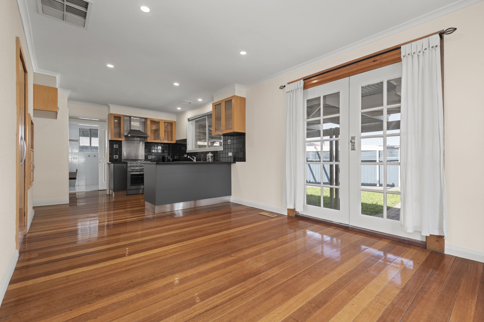 MODERN APPEAL - GREAT LOCATION