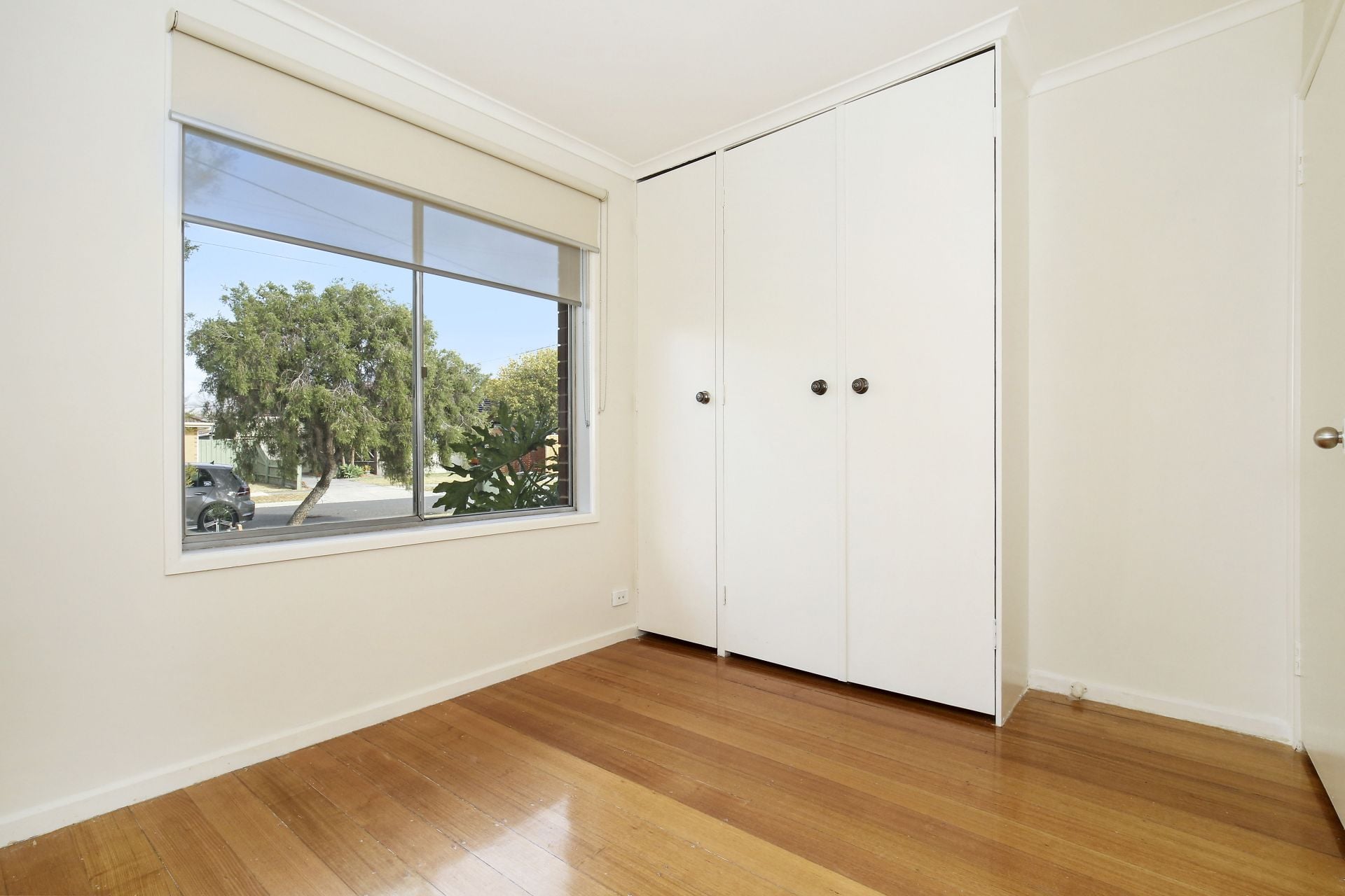CENTRAL LOCATION IN IMPECCABLE CONDITION!