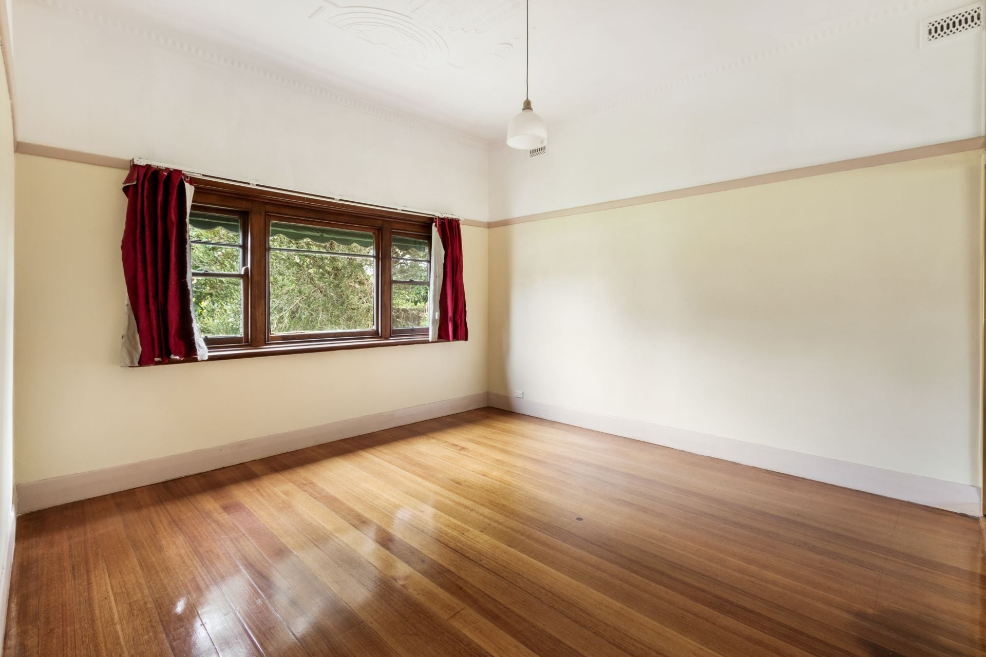 A PLACE TO CALL HOME AND READY FOR YOU TO MOVE INTO NOW!