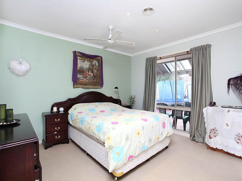 40 Milburn Circuit, Caroline Springs - Thumbnail 7
