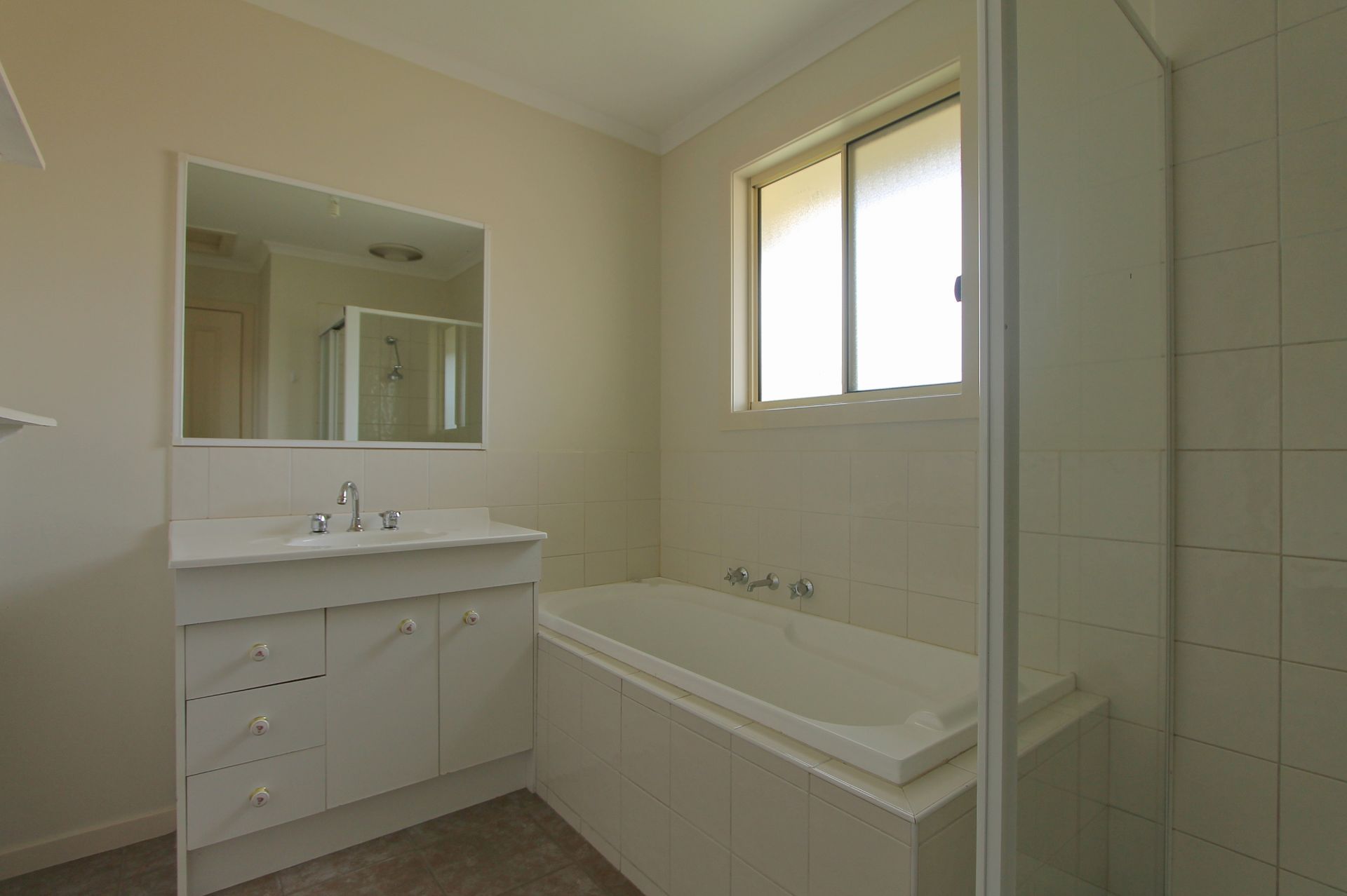 MODERN  TOWNHOUSE AT THE RIGHT PRICE