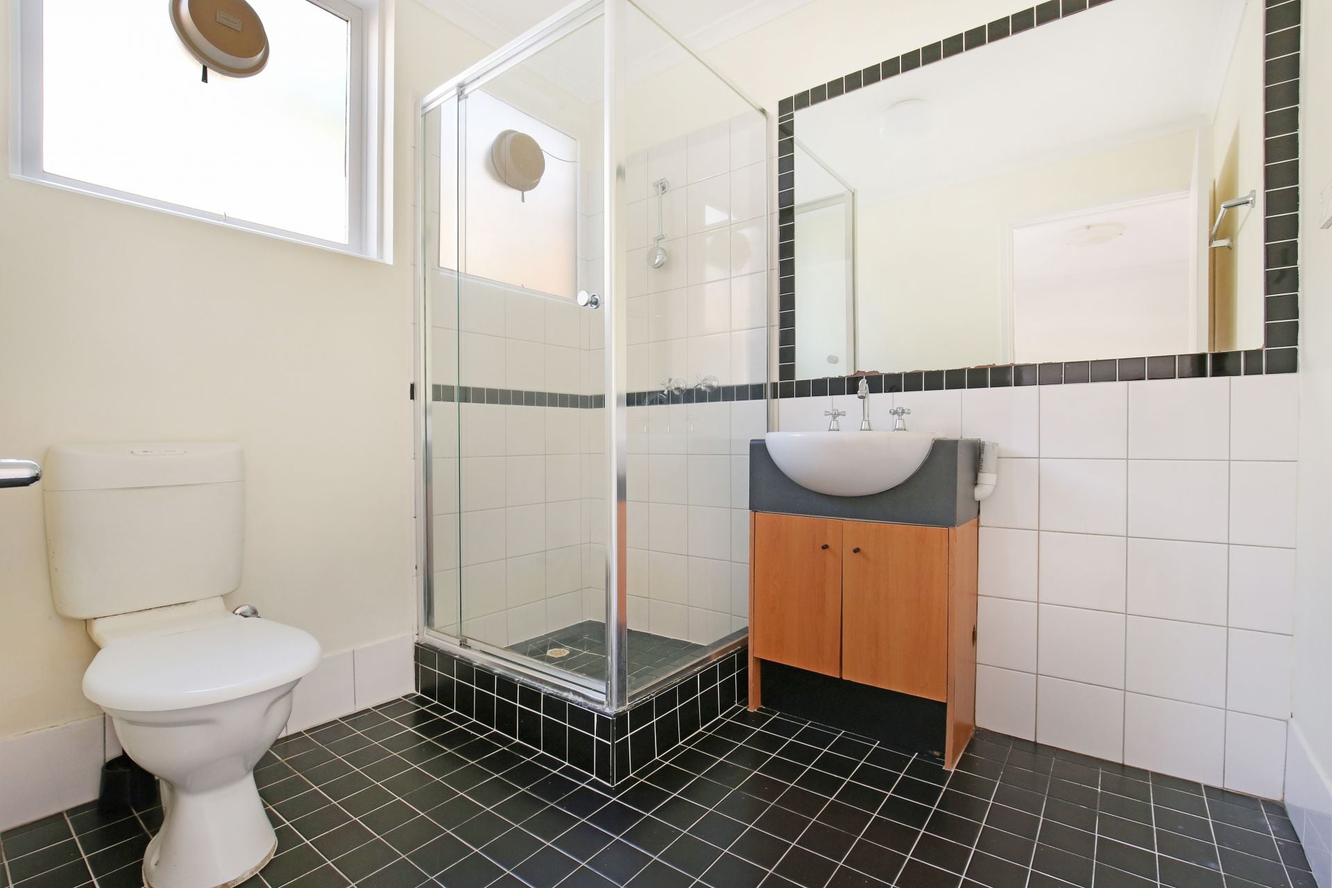 Stylish Thornbury Apartment In Prime Location!