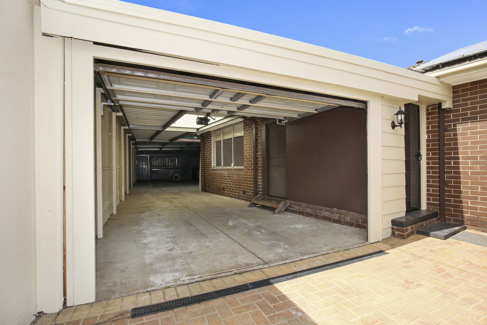 CENTRAL LOCATION IN IMPECCABLE CONDITION!