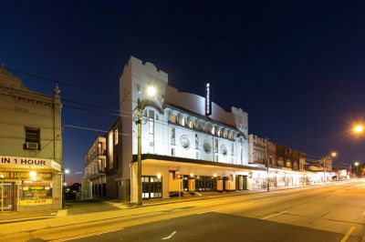 TOP FLOOR SPLIT-LEVEL RESIDENCE IN LANDMARK 'MAJESTIC THEATRE' CONVERSION