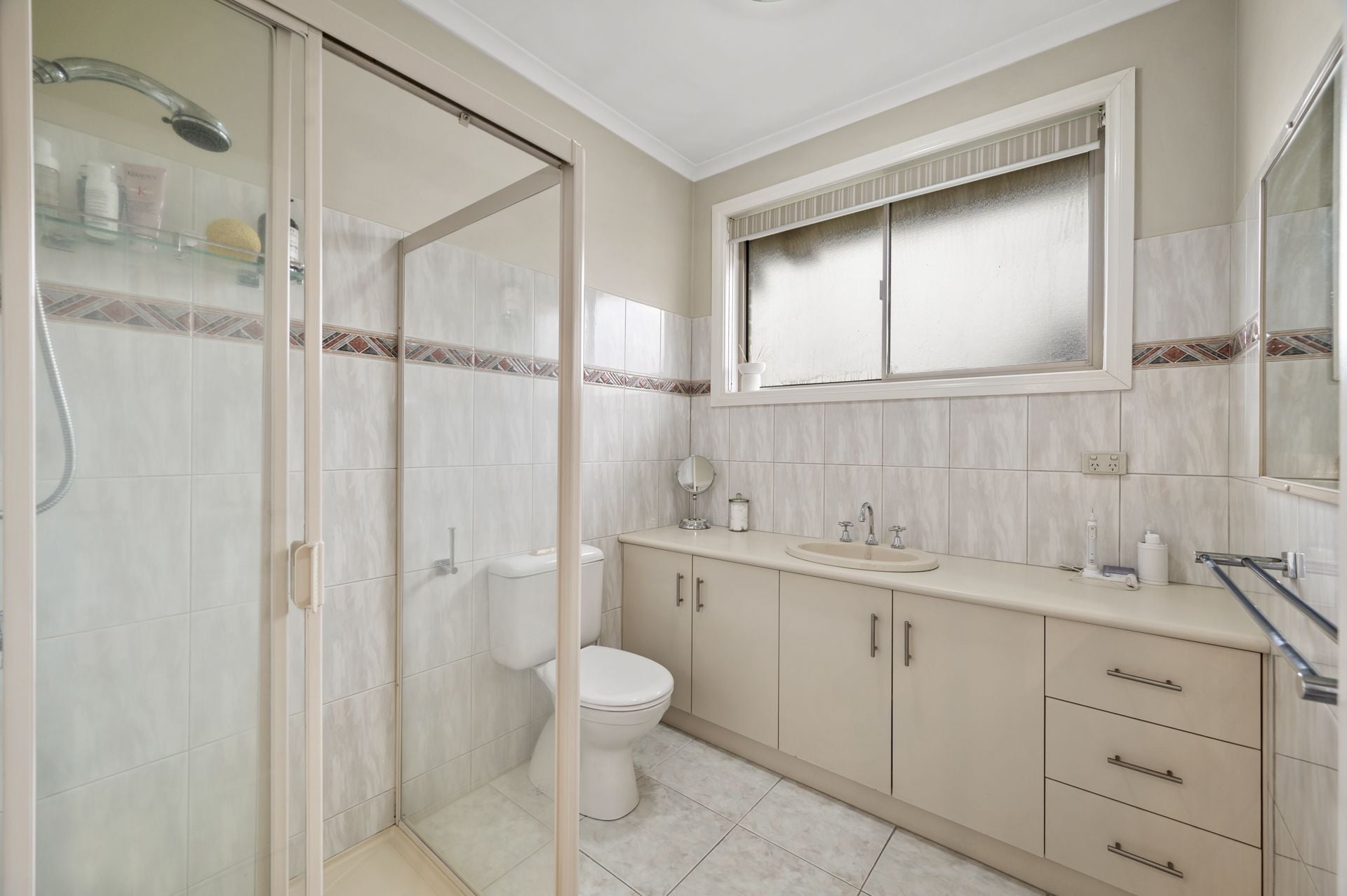 Luxury Living: Complete Salon Set-Up Included!