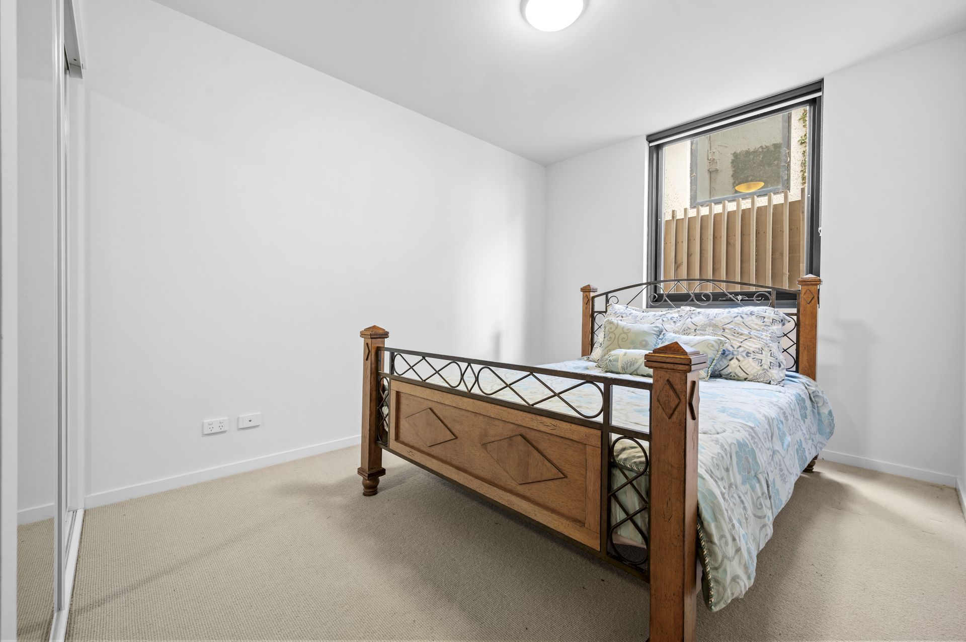 LIVE OR INVEST IN UNI HILL
