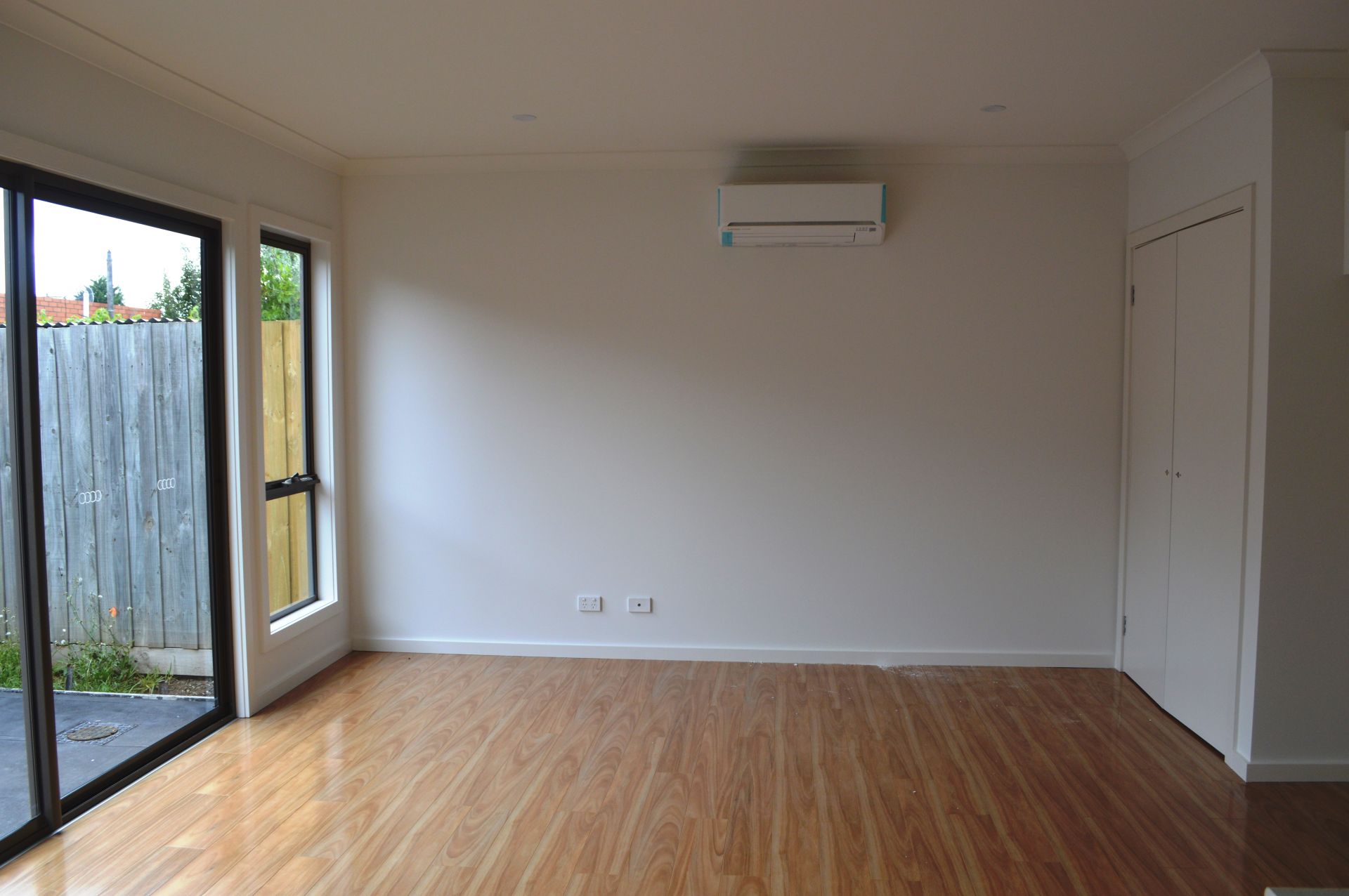 BRAND NEW UNIT IN GREAT LOCATION