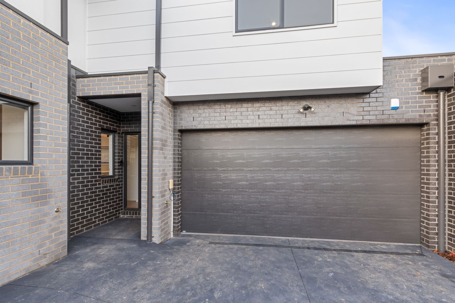 Stylish Luxury Townhouse in Reservoir
