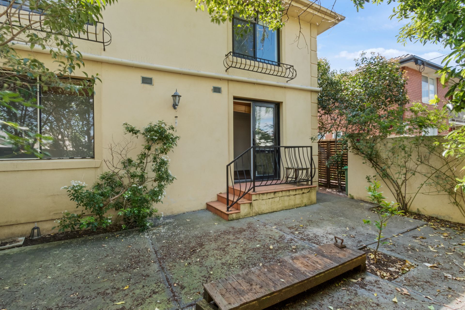 A large courtyard to enjoy this summer!
