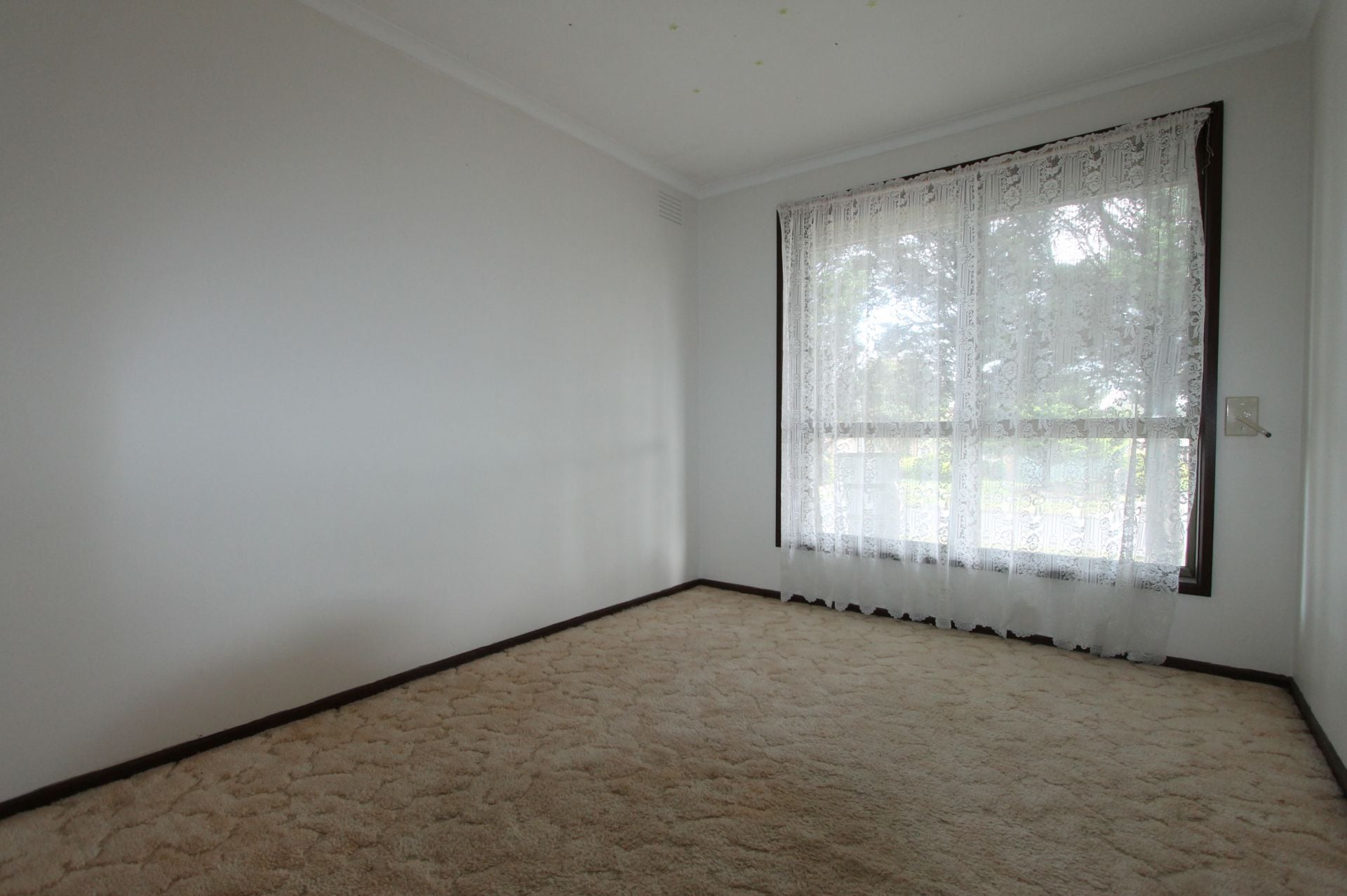 LOCATION, LOCATION, LOCATION!! * GARDENER INCLUDED *