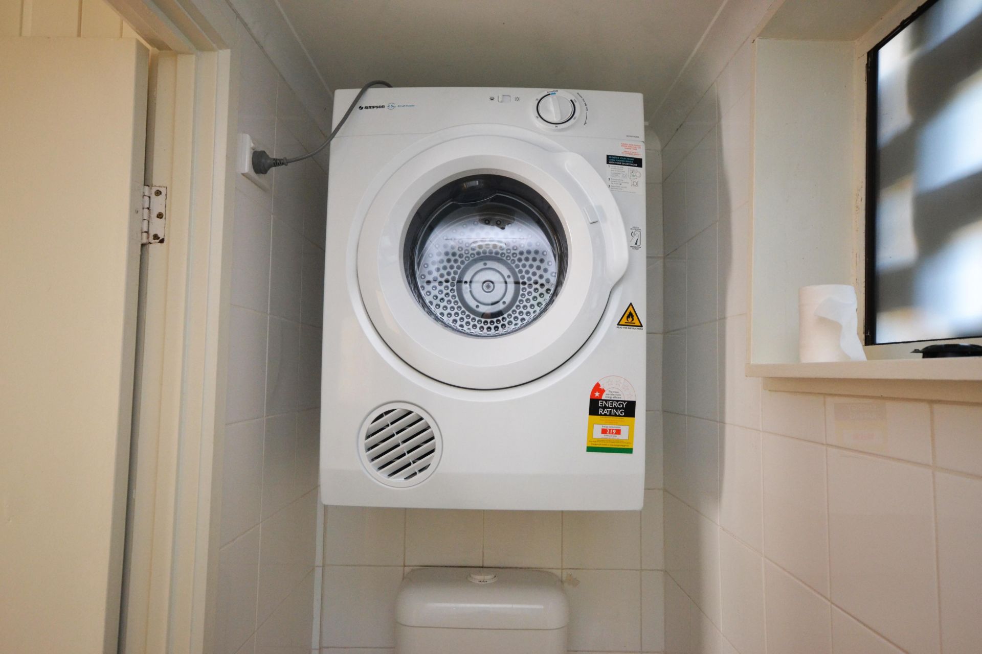 FULLY RENOVATED STUDIO - GREAT LOCATION!