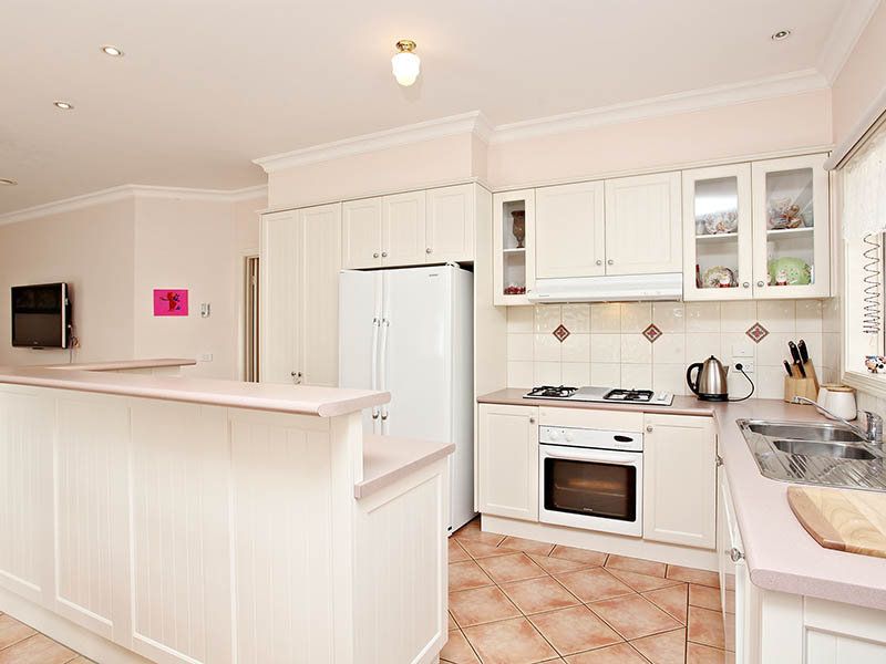 8 O'Donnell Drive, Caroline Springs - Thumbnail 6