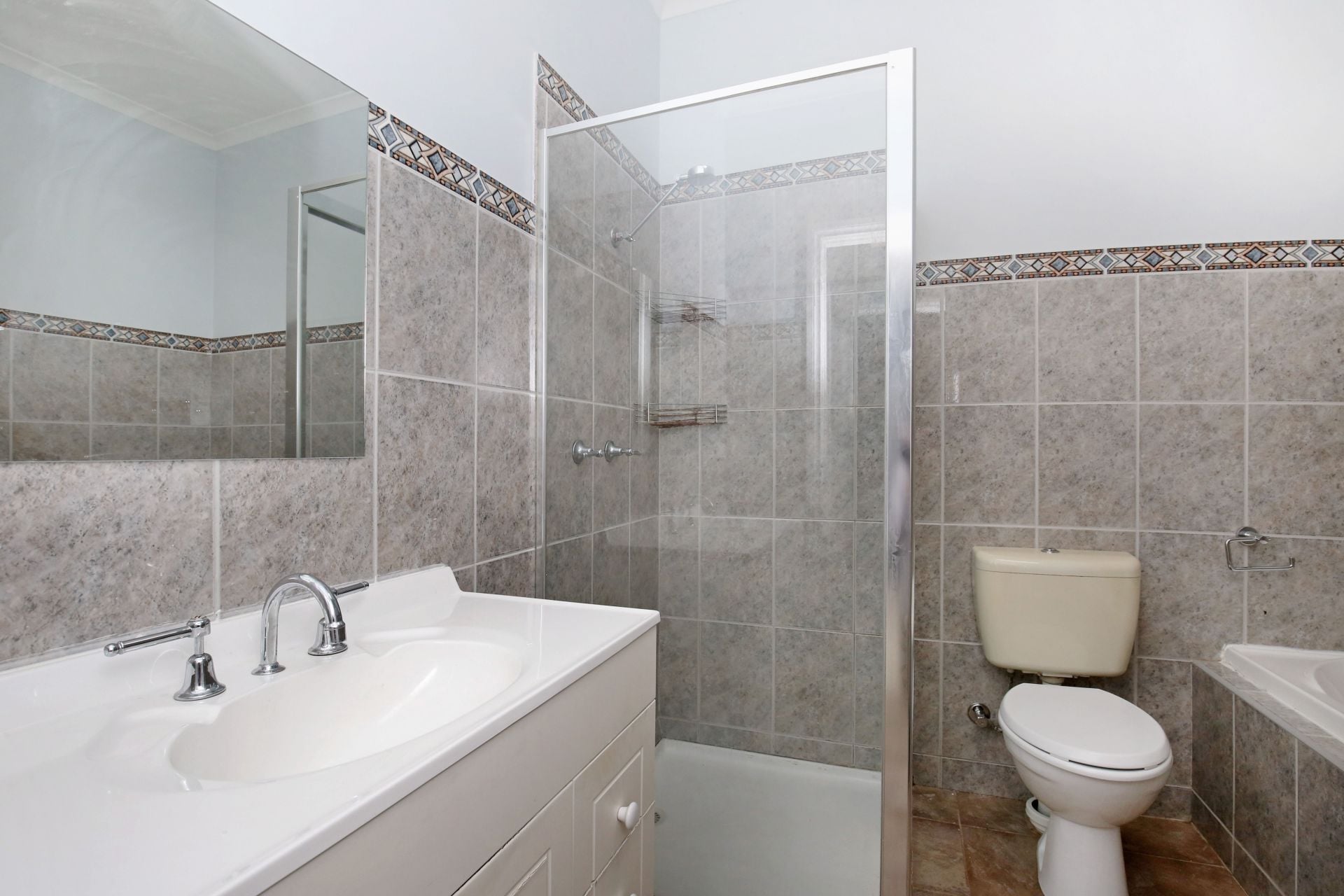 WALKING DISTANCE TO THOMASTOWN TRAIN STATION