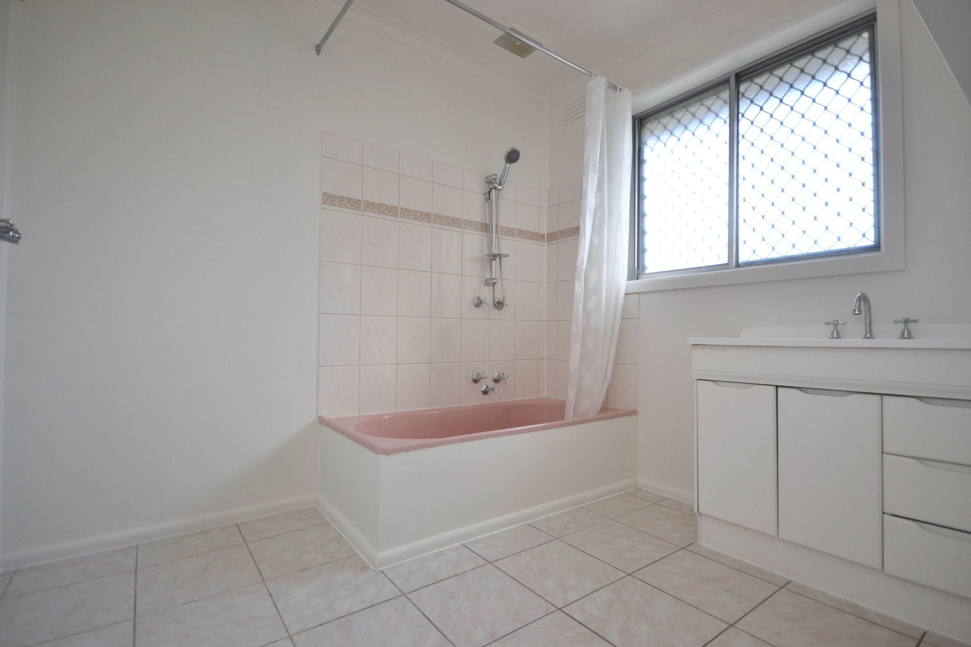 Spacious Reservoir Living