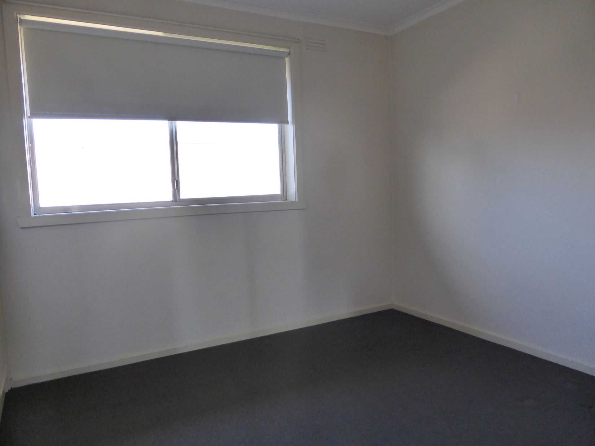Two Bedroom Apartment in Quiet Street!