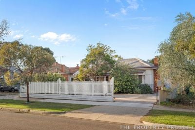 52 Grand Promenade, Bayswater