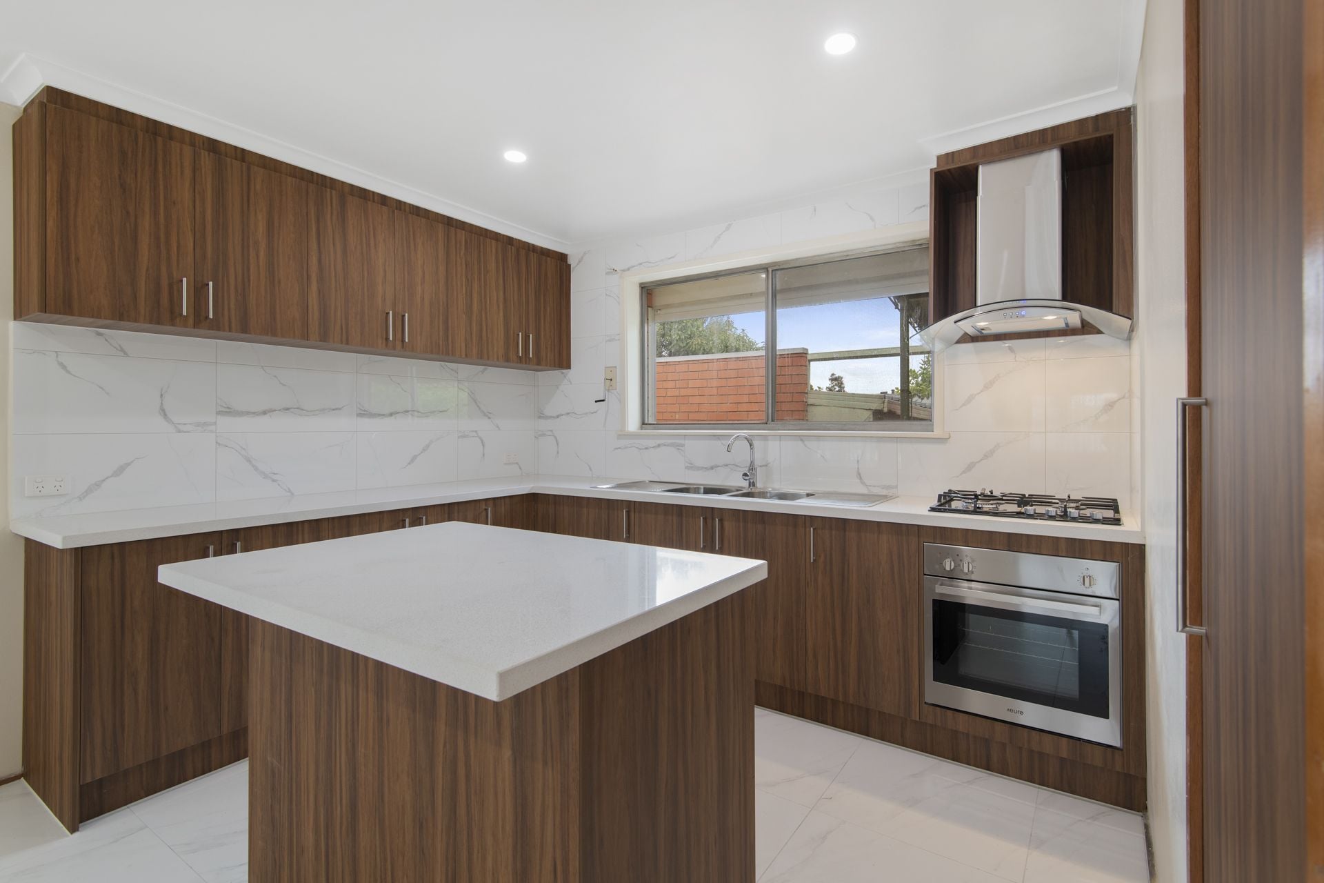 SOLID BUILD- MODERN APPEAL