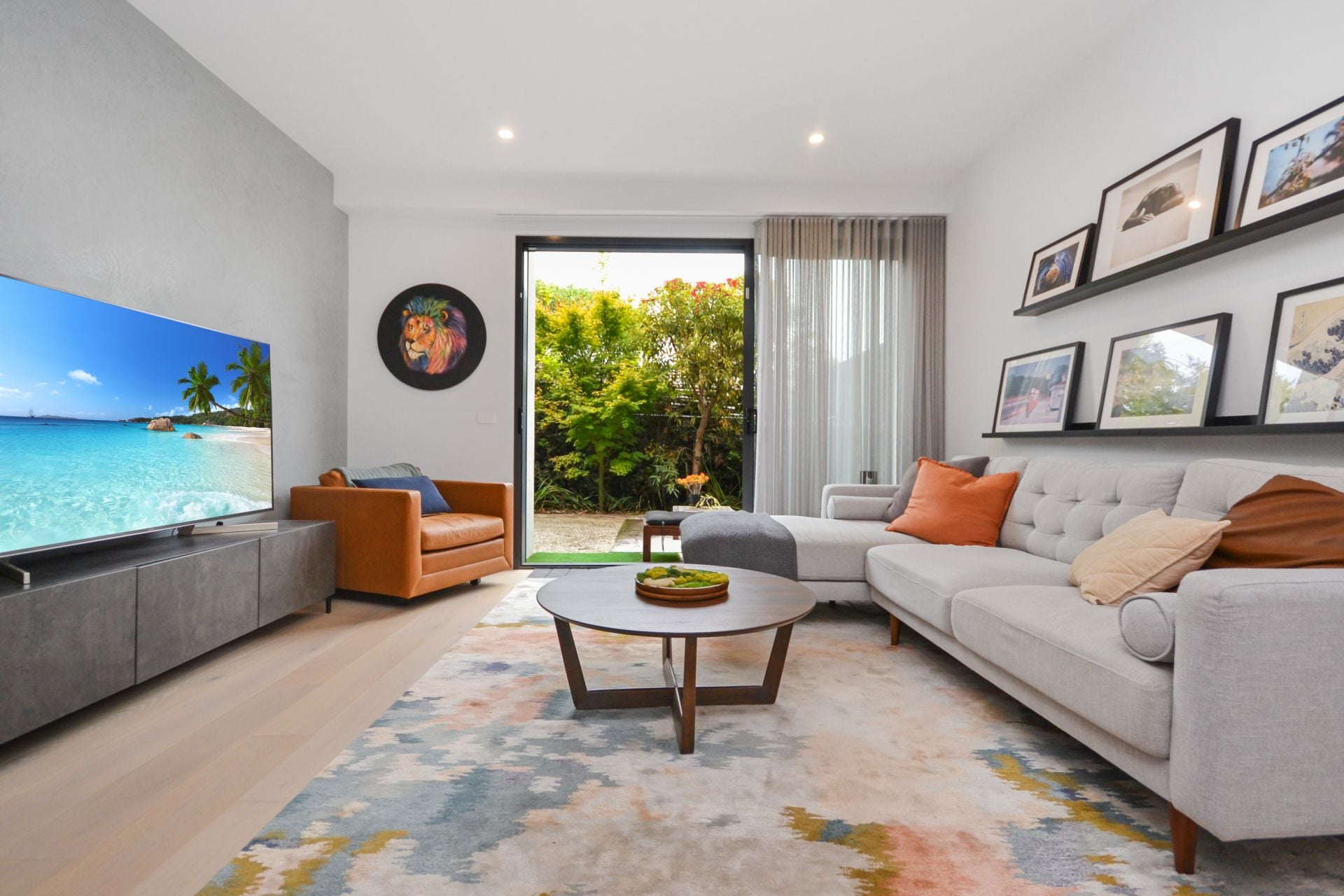 LUXURIOUS LIVING OVER TWO LEVELS