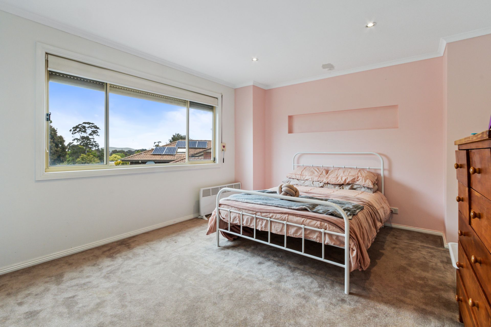 SPACIOUS FAMILY HOME- WALK TO TOWN