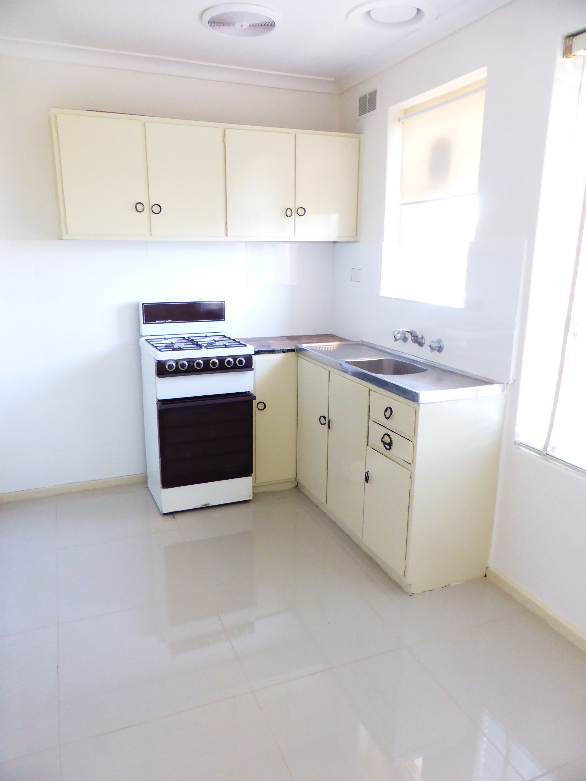 Spacious 2 Bedroom Apartment Walking Distance To High Street