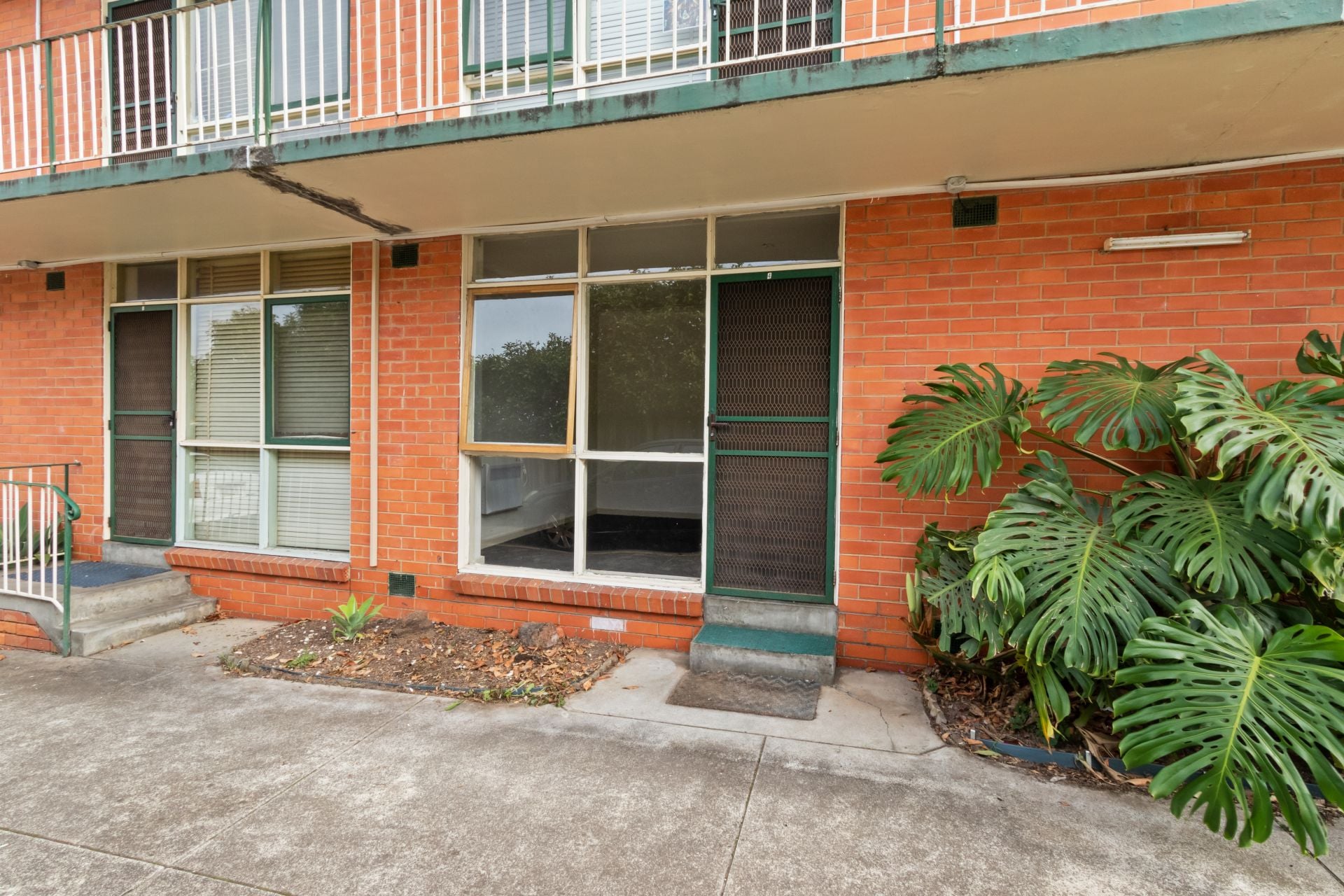 Walking Distance To High Street!