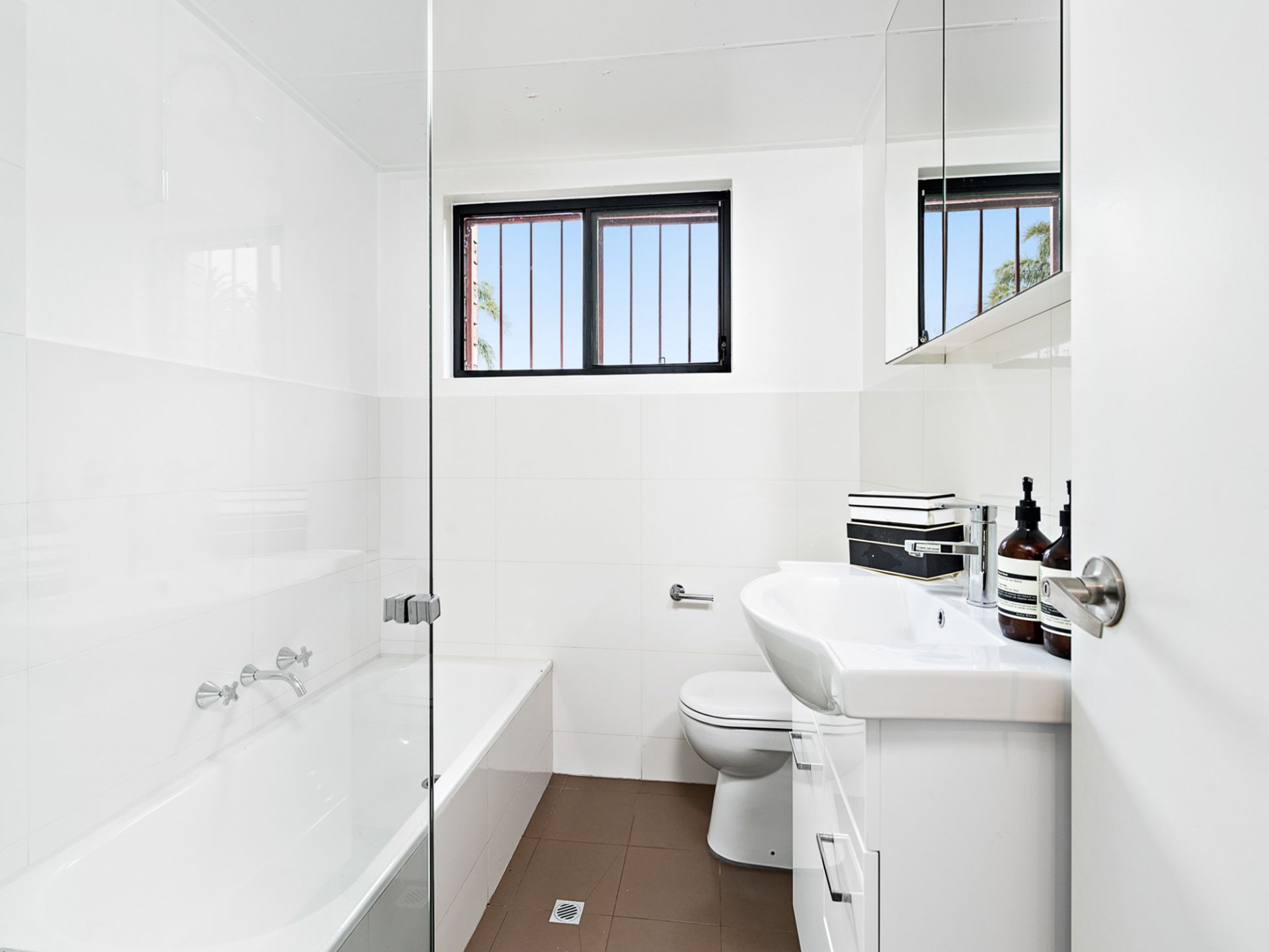 A Fresh and Peaceful Retreat in a Boutique Complex