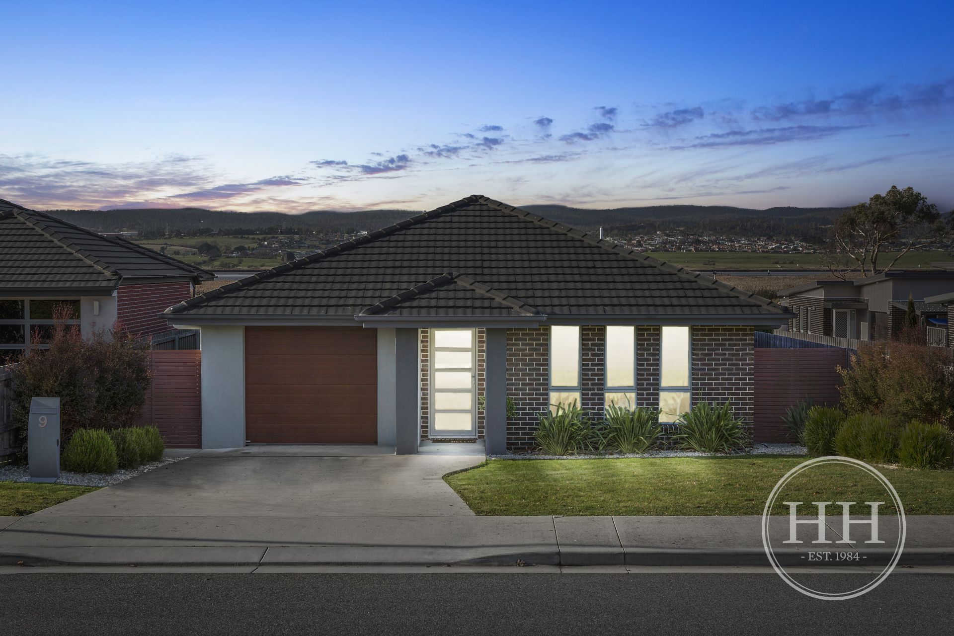 9 Riverbank Place RIVERSIDE, Riverside - Thumbnail 2