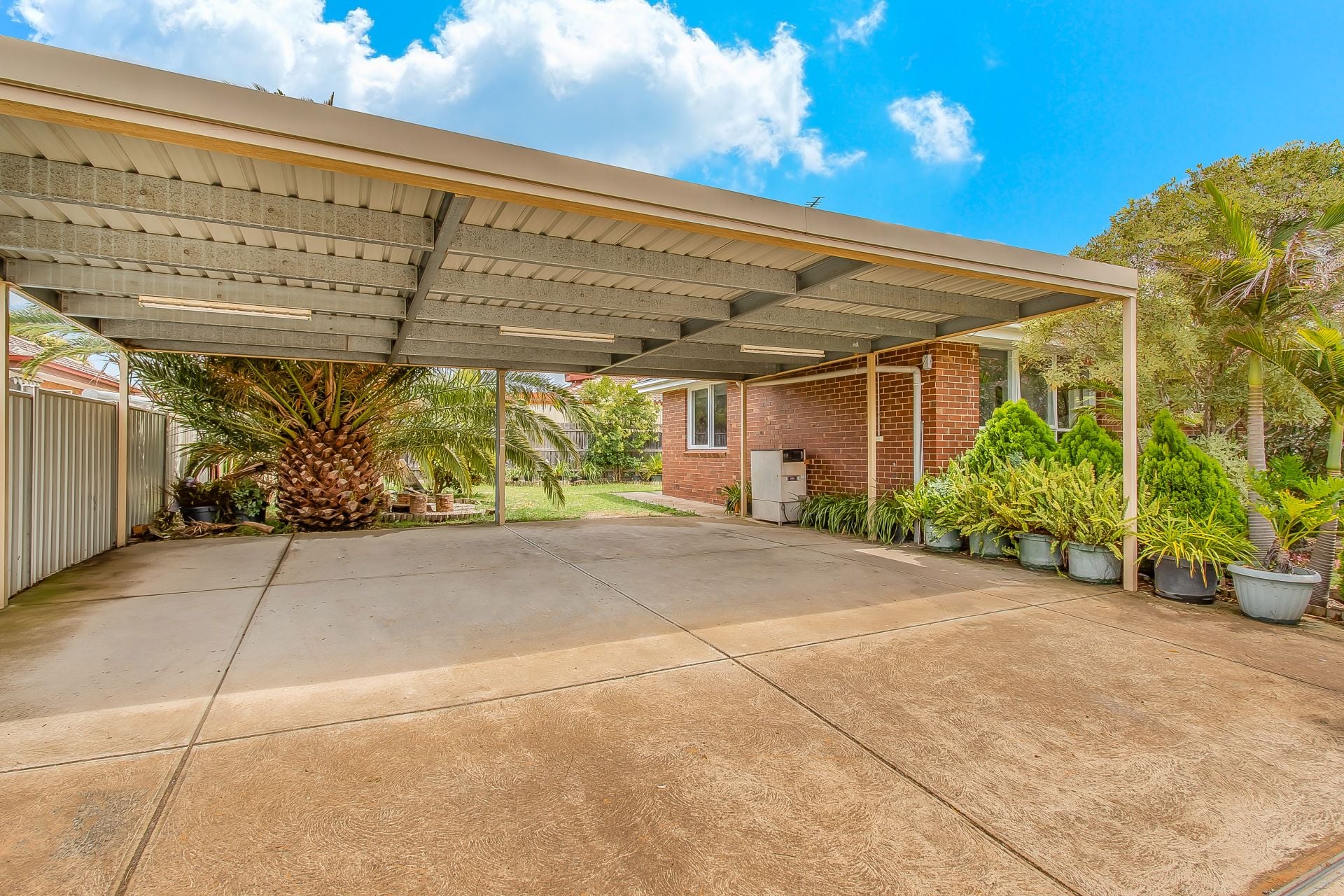 MODERN APPEAL – CORNER LOCATION