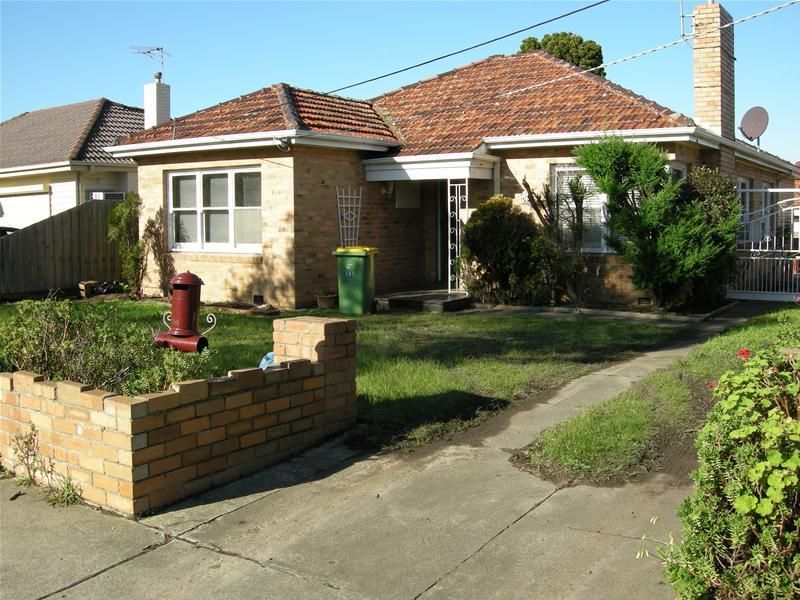 Brilliantly Located And Comes With A Gardener!