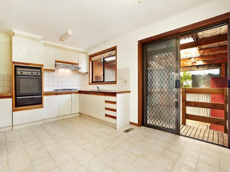 Large 3 Bedroom Villa Unit Close To Transport!