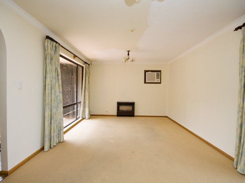 27 ROBERTSON CRESCENT Redwood Park 5097