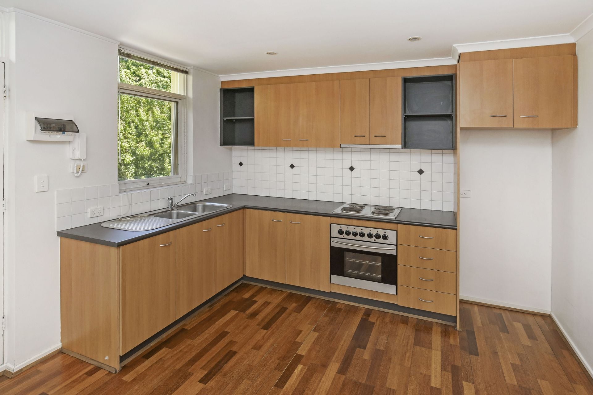 One Bedroom Apartment in Attractive Block with Balcony