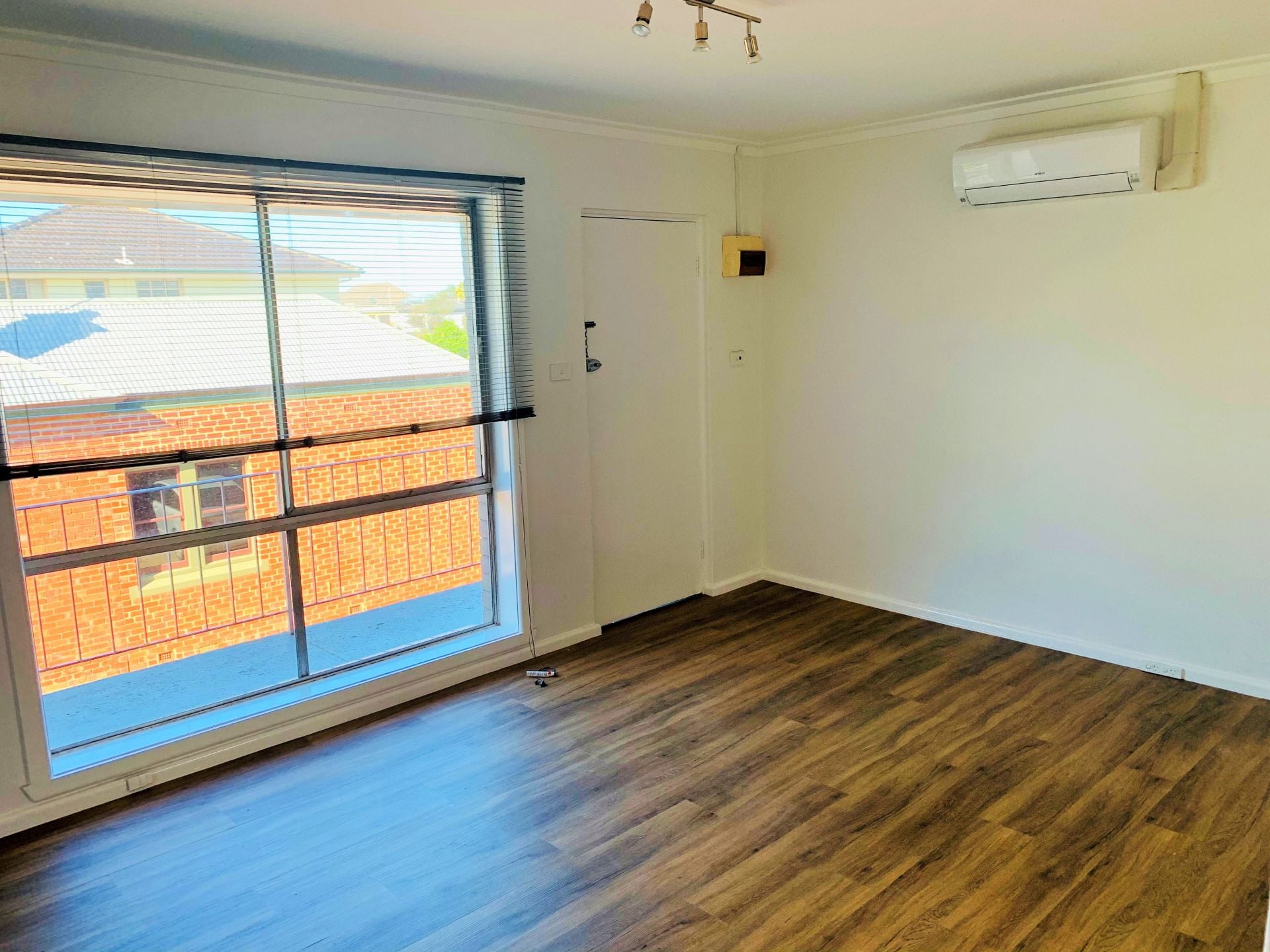 Renovated and Refreshed Apartment opposite Croxton Station
