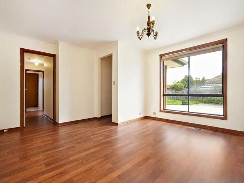 Large 3 Bedroom Villa Unit Close To Transport!