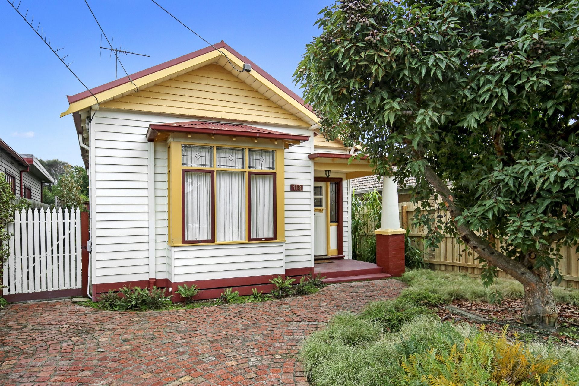 PERFECT HOUSE PERFECT LOCATION!