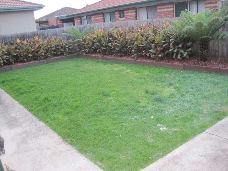 FRESHLY PAINTED UNIT IN AN IDEAL LOCATION!