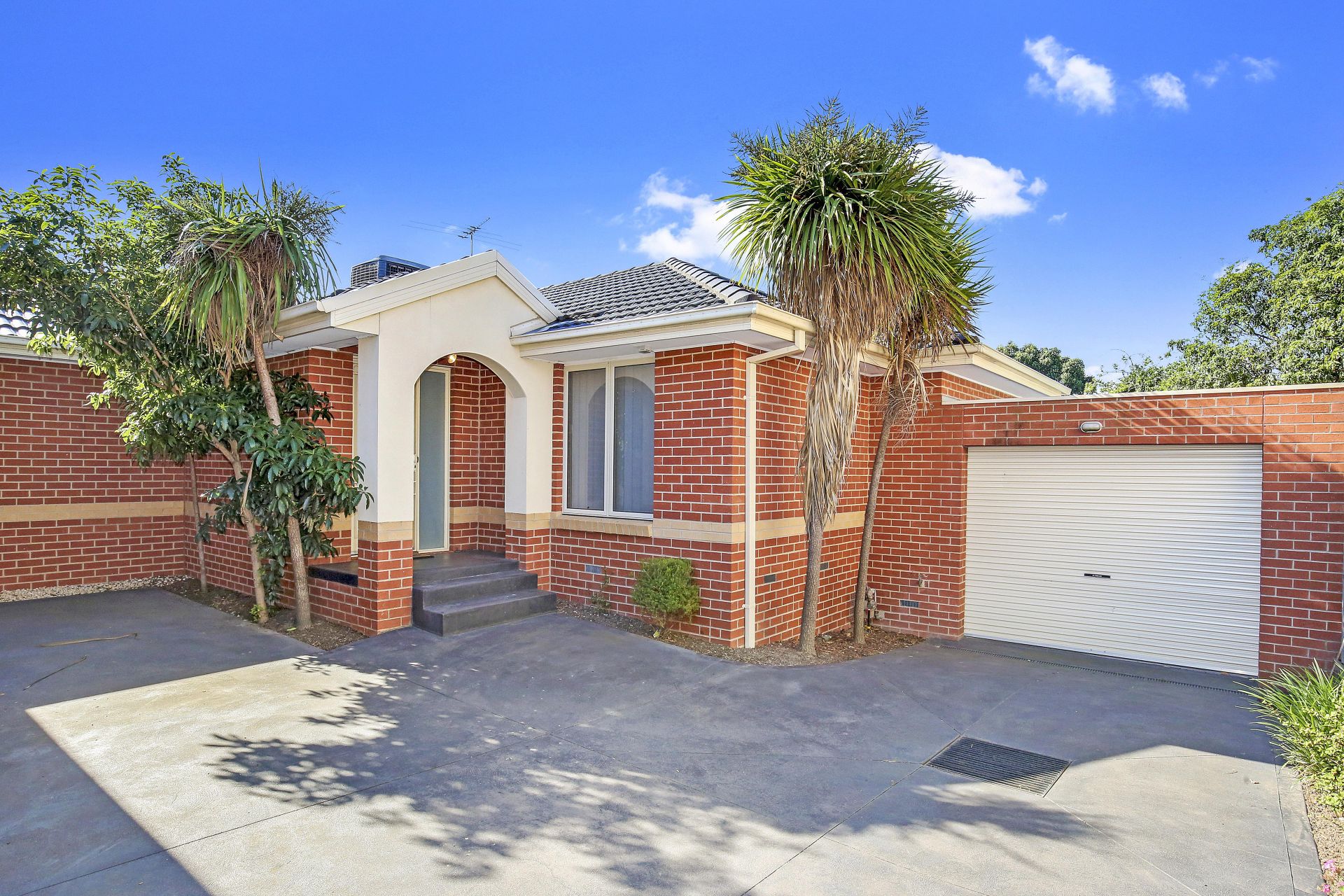 Modern Unit, Great Location, Minutes to all...