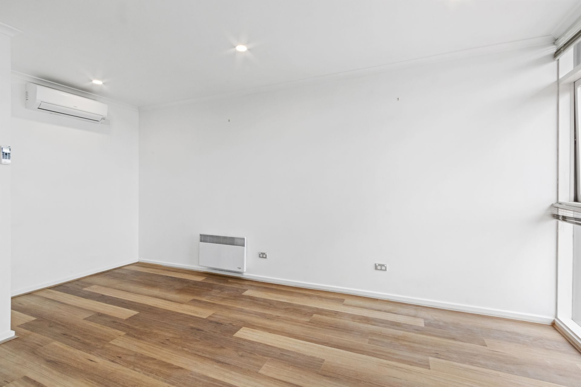 Secure Modern Apartment moments from Pender's Park
