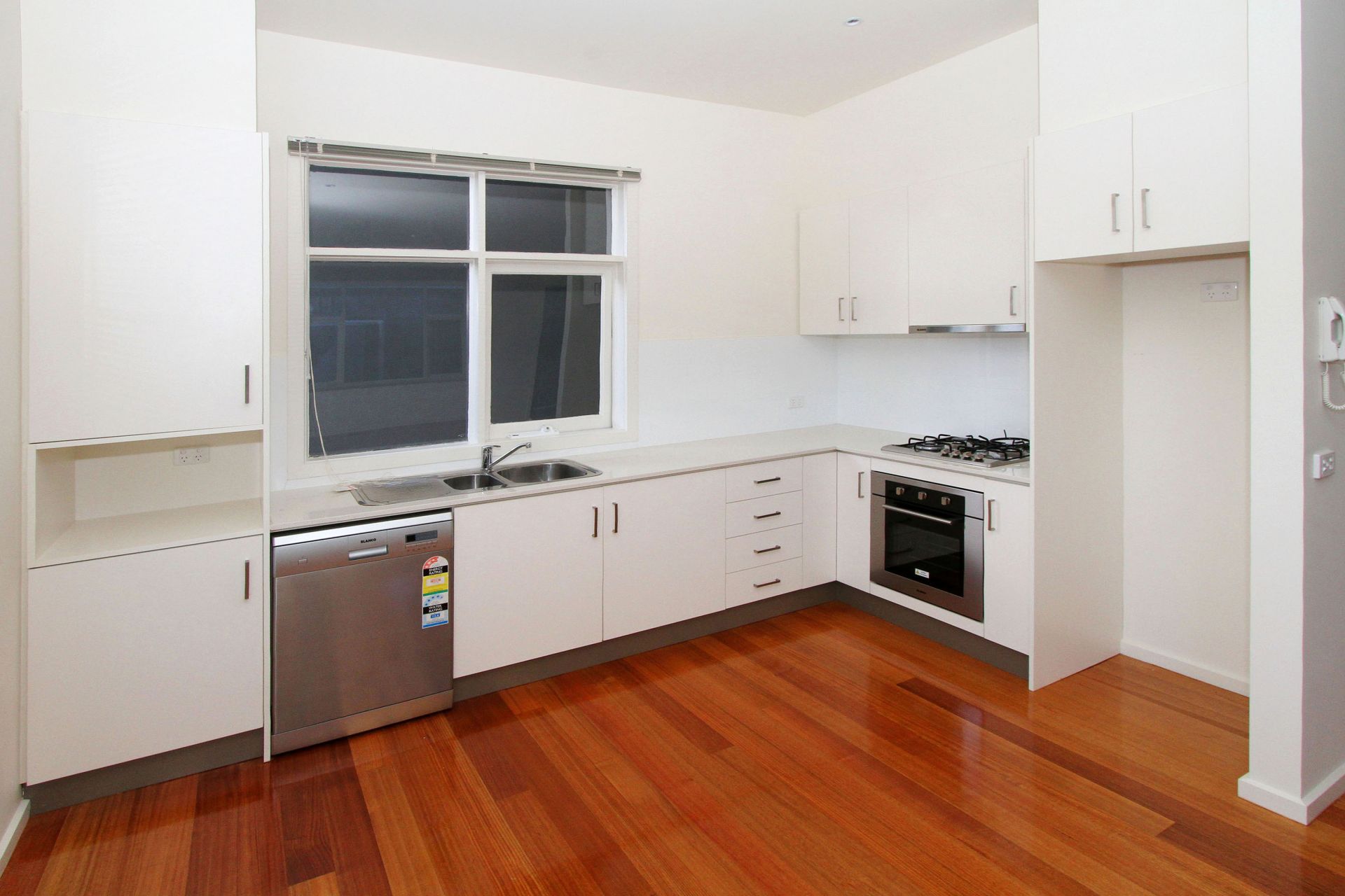 Spacious Apartment in Ivanhoe