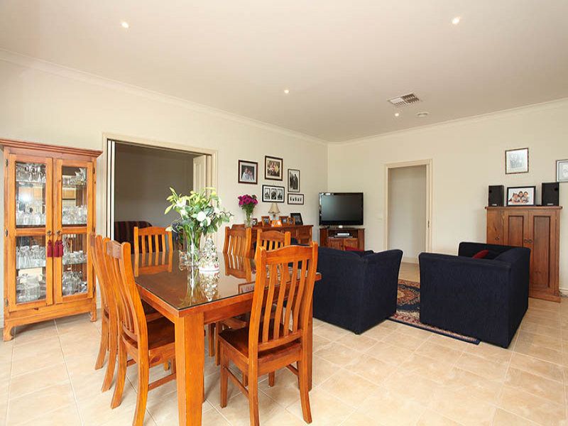6 Colac Place, Caroline Springs - Thumbnail 4
