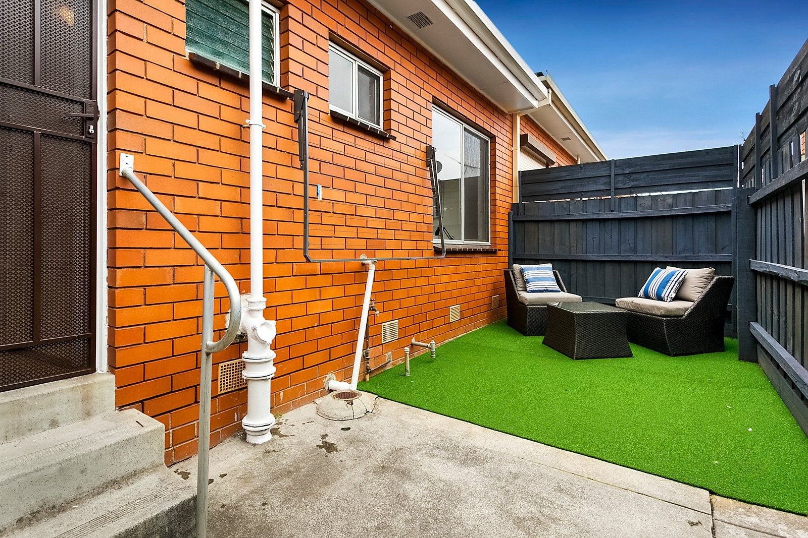 PERFECTLY POSITIONED LOW MAINTENANCE LIVING!