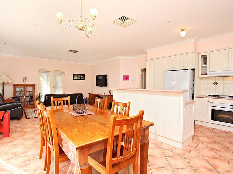 8 O'Donnell Drive, Caroline Springs - Thumbnail 5