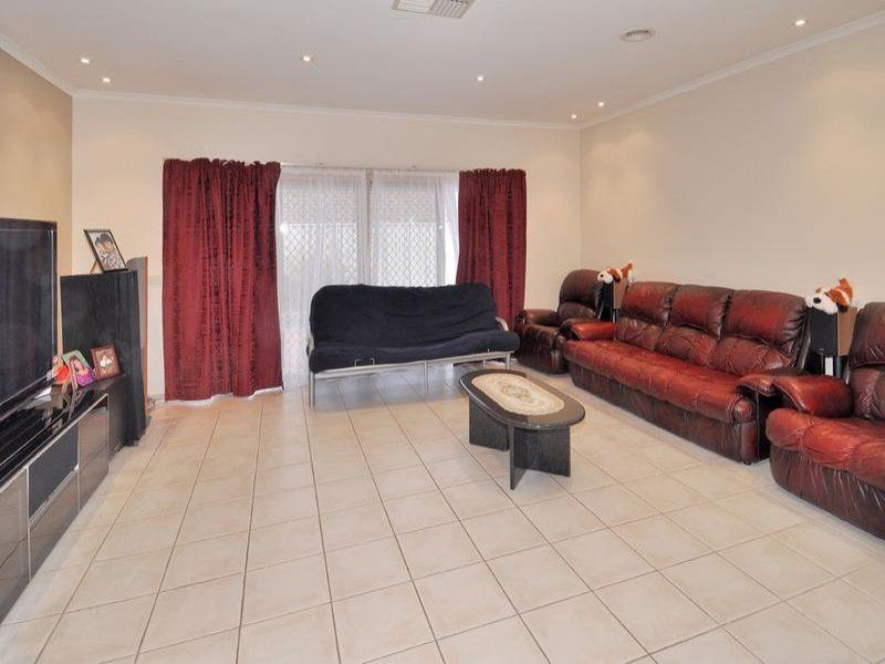 17 Milburn Circuit, Caroline Springs - Thumbnail 8