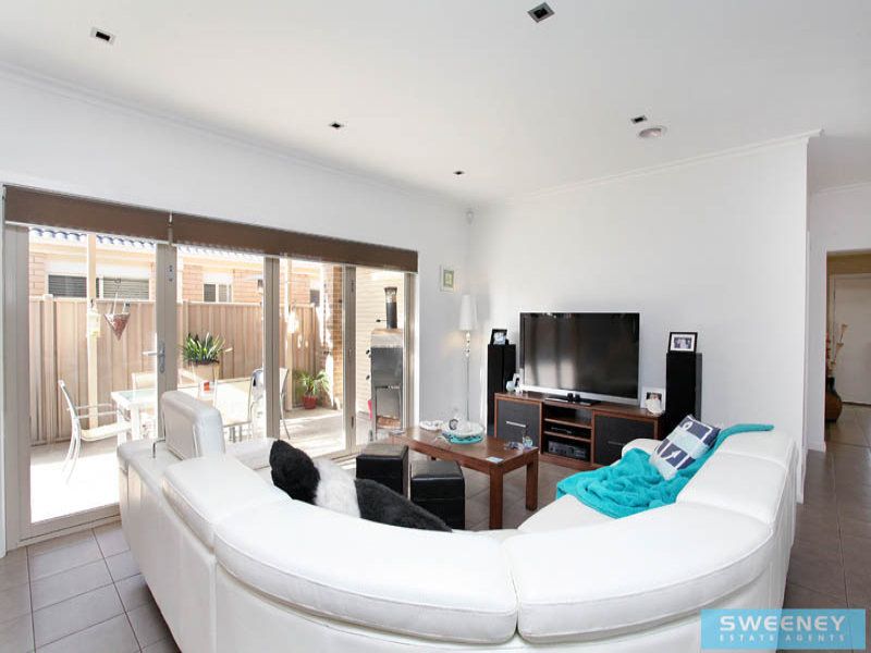 6 Glen Drouitt Drive, Caroline Springs - Thumbnail 7