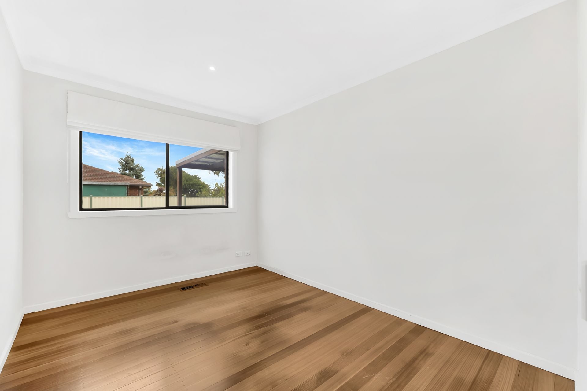 3 BEDROOM HOME IN THE HEART OF MILL PARK !!!