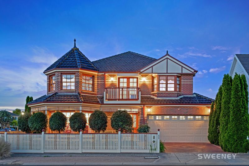 Breathtaking Family Living With Sweeping Water Views!