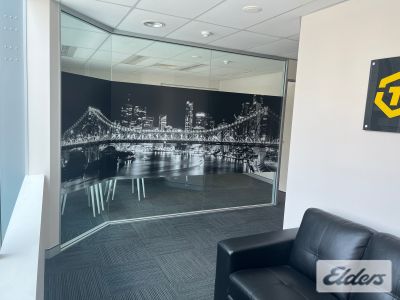 OFFICE OPPORTUNITY OPPOSITE STORY BRIDGE HOTEL!