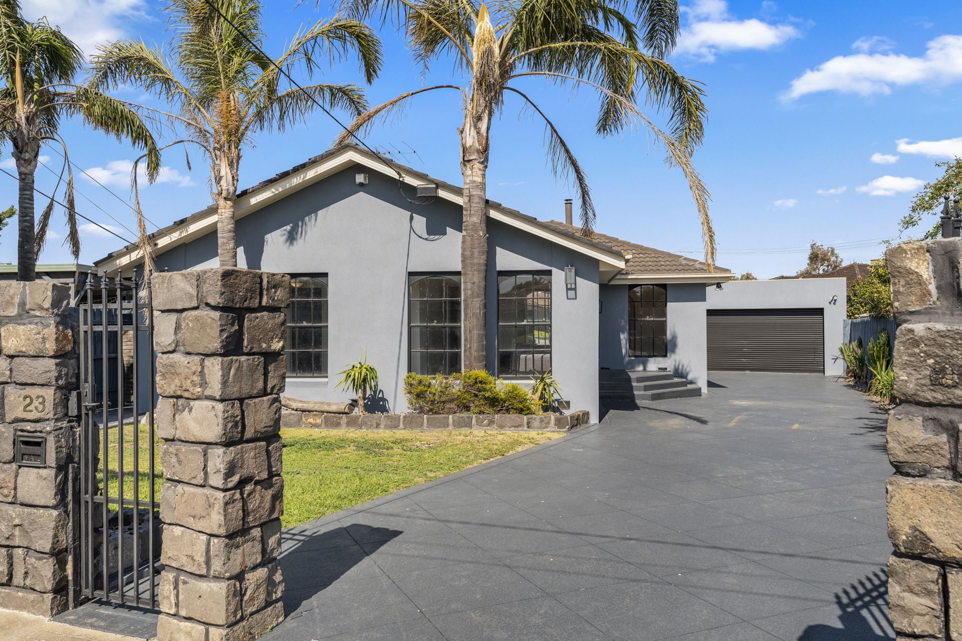 MODERN APPEAL - GREAT LOCATION